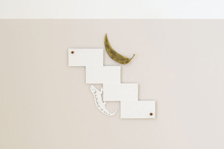 Francisca Valador, Salamandra, 2025, moquette, acciaio inossidabile, gesso, bronzo_carpet, stainless steel, plaster, bronze, 30x30x2 cm. Courtesy the artist and Matèria, Roma. Photo by Roberto Apa