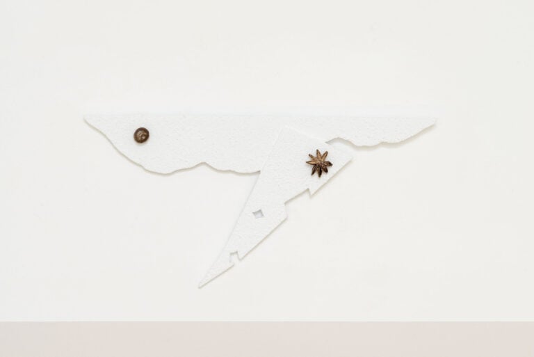 Francisca Valador, Cravinho, 2025, moquette, acciaio inossidabile, gesso, bronzo_carpet, stainless steel, plaster, bronze, 20x29x2 cm. Courtesy the artist and Matèria, Roma. Photo by Roberto Apa