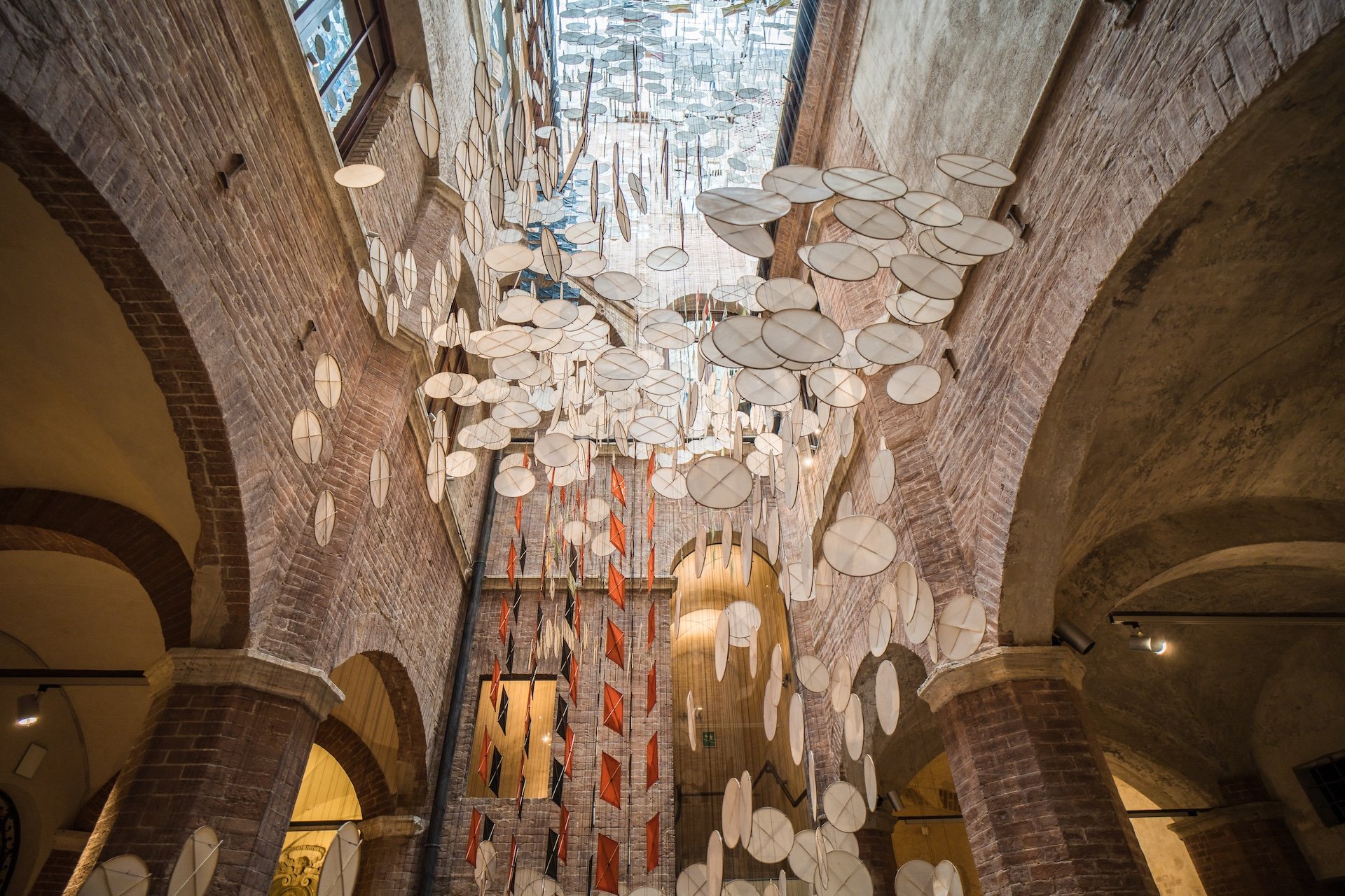 Jacob Hashimoto, exhibition view _Path to the sky_, Santa Maria della Scala, Siena, 2025. Photo © Luca Deravignone