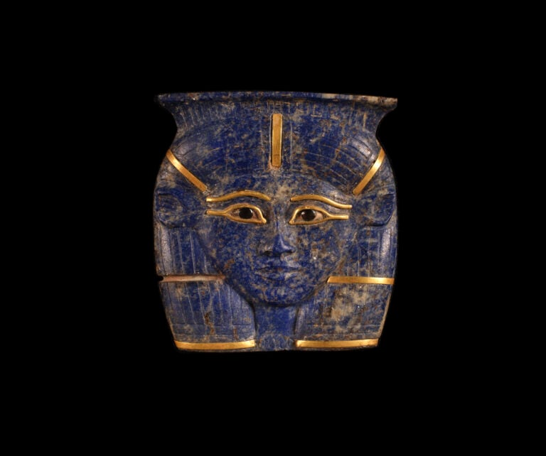 Hathor Head amulet with gold inlay
Dynasty 22
Lapis Lazuli, gold
H: 5,5 cm. W: 5,3 cm.
Egyptian Museum, Cairo
Photo credit: © Fotografie di Massimo Listri