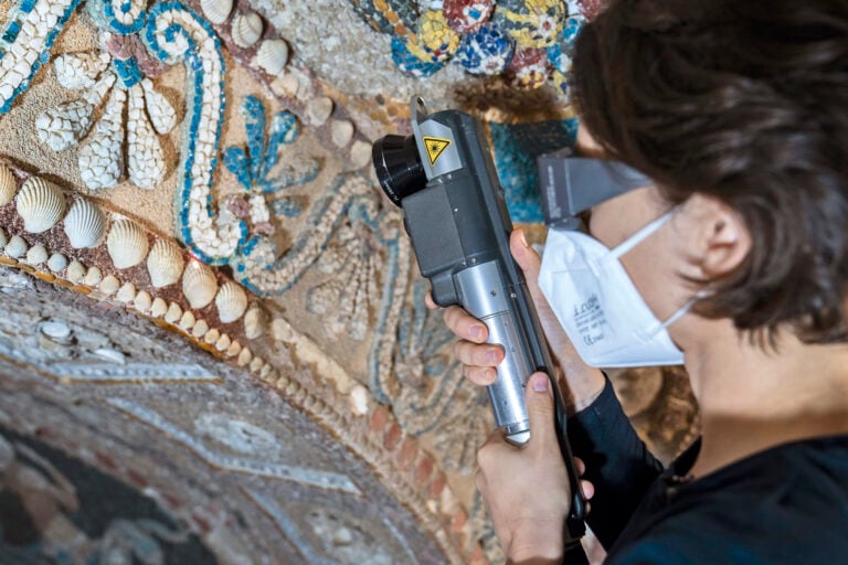 6 grotta di diana operazione di restauro e pulitura della decorazione particolare tivoli 2025 photo c andrea concordia La Grotta di Diana di Tivoli a Villa d’Este torna al suo antico splendore 