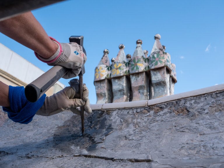 Trencadís restoration process. © Casa Batlló