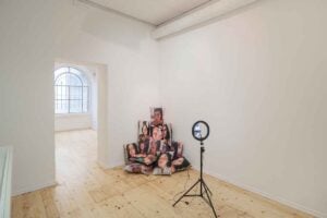Quanta libertà dietro la femminilità? Ne parliamo con l’artista Alba Zari, in mostra a Roma 