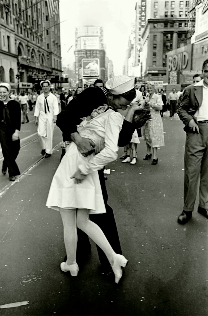 Alfred Eisenstaedt, Vittoria sul Giappone. New York City, 14 agosto 1945 © Alfred Eisenstaedt The LIFE Picture Collection Shutterstock