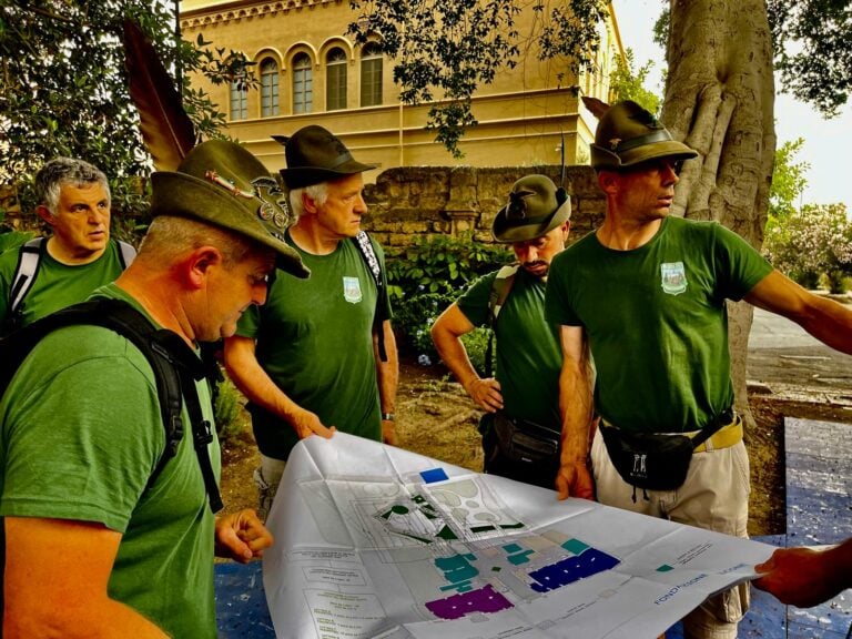 Alpini dell'ANA, sezione di Bergamo, lavorano al Giardino della Memoria di Palazzo Jung