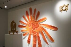 Una galleria d’arte di Carrara è stata trasformata nella casa d’infanzia dell’artista Anna Capolupo