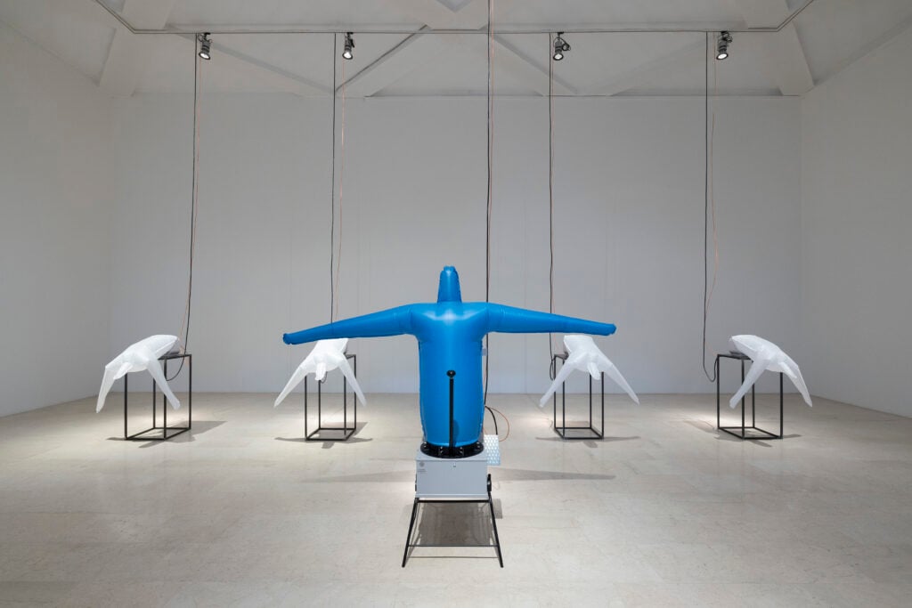 Anna Franceschini. All Those Stuffed Shirts, 2023. n. 7 dressmen gestiti da software dedicati dimensioni variabili. Photo Andrea Rossetti