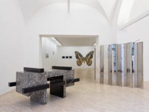 Genere, sessualità e vita domestica. La mostra di Anthea Hamilton a Roma