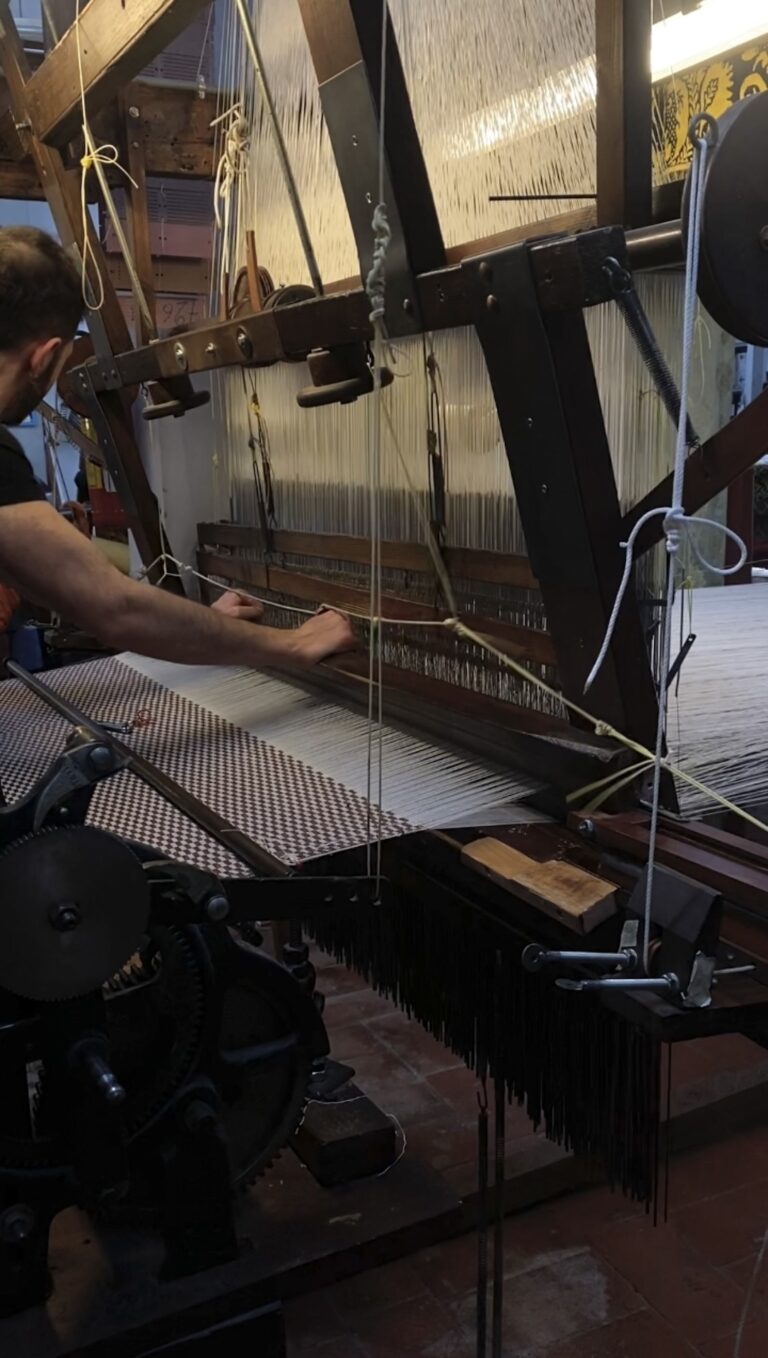 Antico Setificio Fiorentino - realizzazione di broccatello con telaio a mano