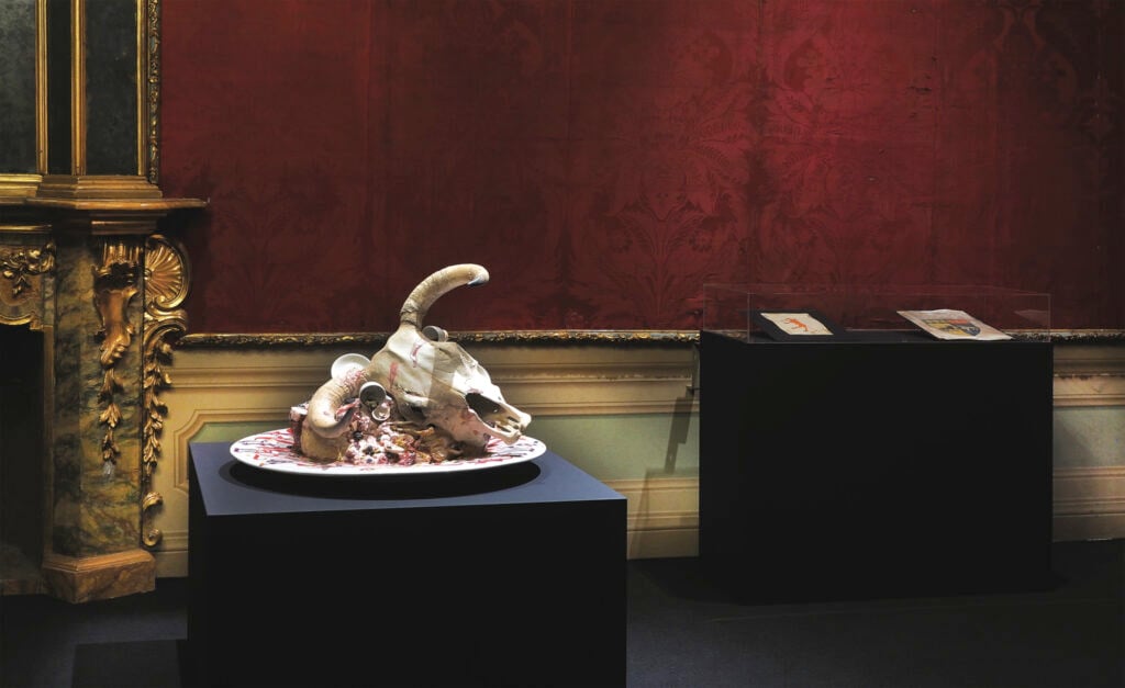 Una mostra a Perugia mette in dialogo una storica collezione di pergamene con opere d’arte contemporanea
