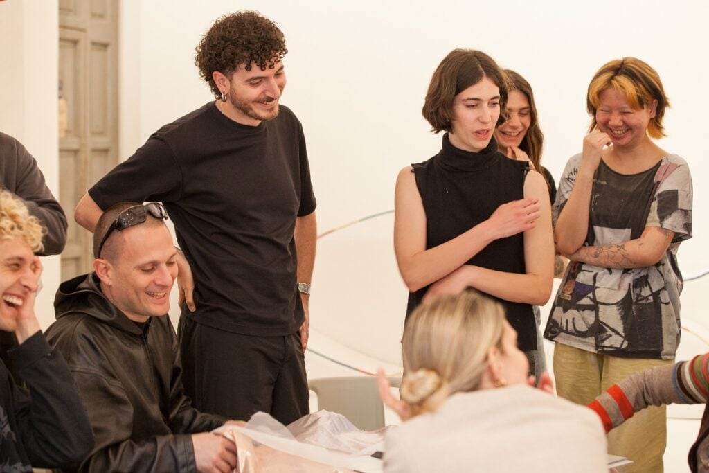 Bill Kouligas con gli studenti di IED che lavorano su Intergalactic. IED Firenze ex Teatro dell'Oriuolo