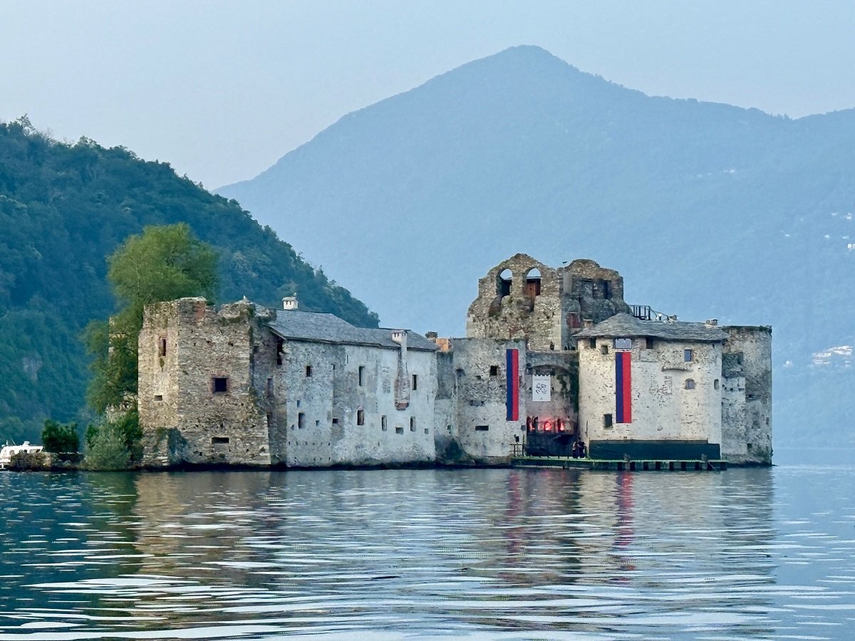https://www.artribune.com/wp-content/uploads/2025/06/cannero-walking-tales-ai-castelli-di-cannero-photo-massimiliano-tonelli-1.jpg