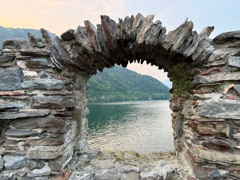 cannero walking tales ai castelli di cannero photo massimiliano tonelli 8 L’antica fortezza in mezzo al Lago Maggiore rinasce come museo dopo anni di abbandono