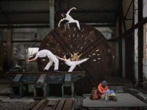 Ci sono anche tre opere di Maurizio Cattelan per “Santa”: performance e arte contemporanea si incontrano a Reggio Emilia