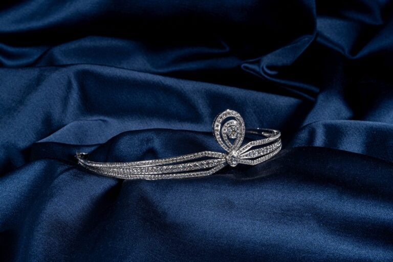 Chaumet, Tiara e collana in oro bianco 18kt e diamanti. Courtesy Kruso Art