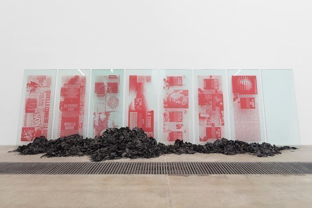 Chen Zhen - Fondation du berceau 1993 Burned newspapers, newspaper ash, string, glass, screen printed glasses, variable dimensions. Photo- Dong Lin
