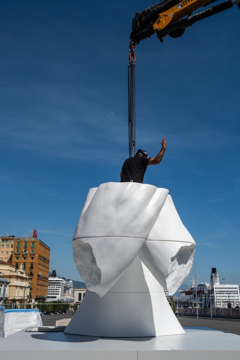 chs5989 Nuova scultura gigante per “Napoli Contemporanea”. Lo spagnolo Jaume Plensa a Piazza Municipio. Le foto