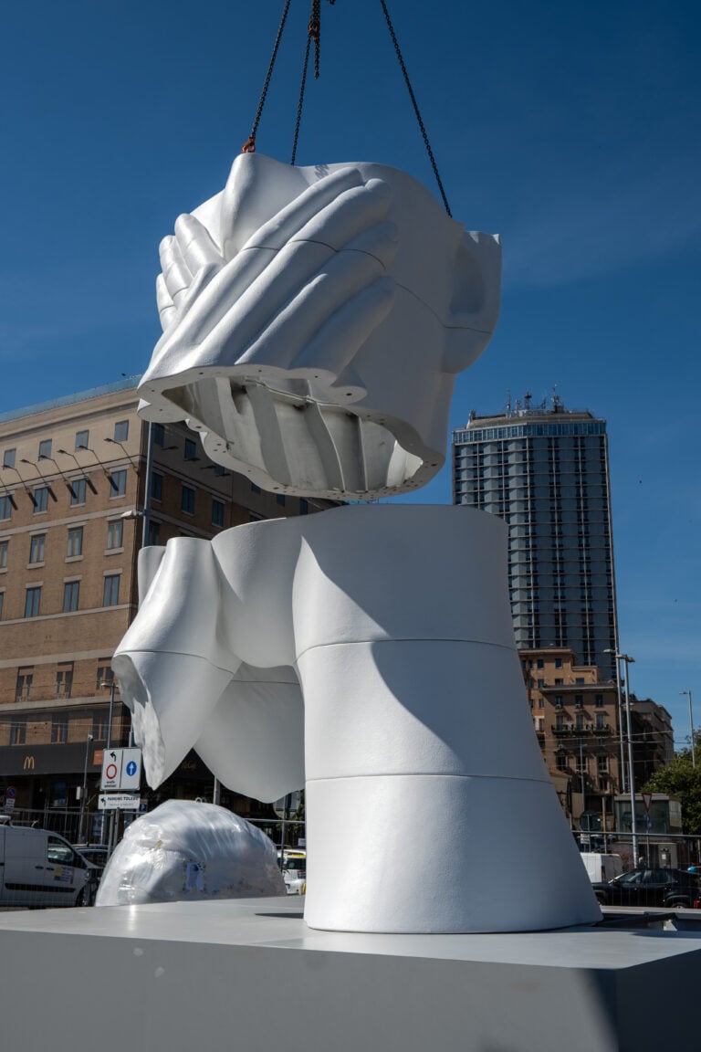 Allestimento opera Jaume Plensa a Napoli. Ph. Chiara Silvestri