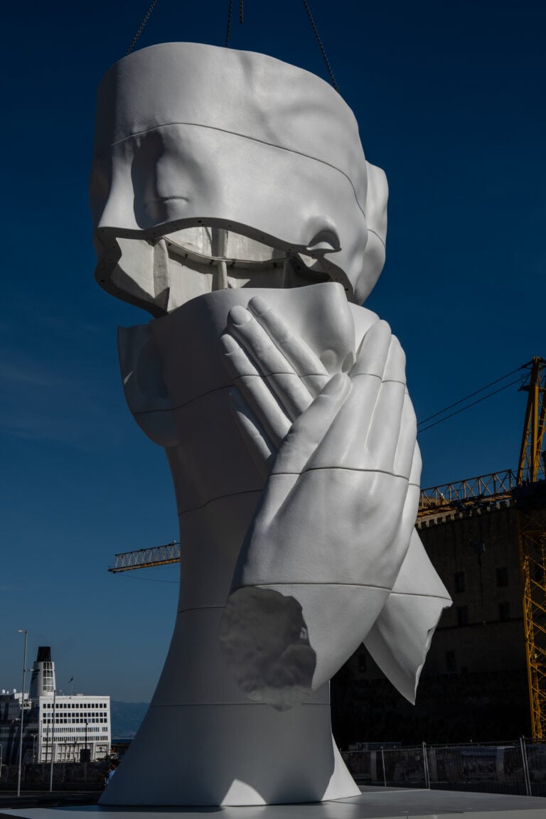 Allestimento opera Jaume Plensa a Napoli. Ph. Chiara Silvestri