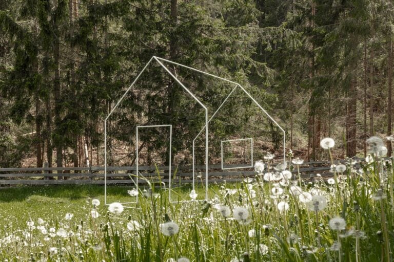 Ciasa, di Conor Mcnally, 2019, esposta nel parco di sculture Val dl’Ert, ph. Gustav Willeit