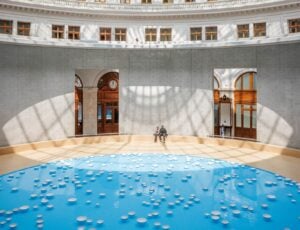 Perché c’è una piscina nello spazio espositivo della Bourse de Commerce di Parigi?