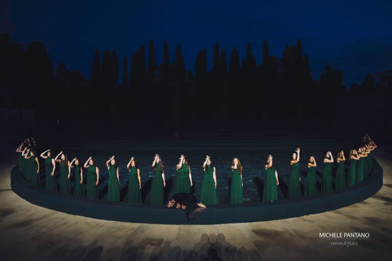 Coro delle Eumenidi, Foto Michele Pantano, Teatro Greco di Siracursa, Fondazione INDA
