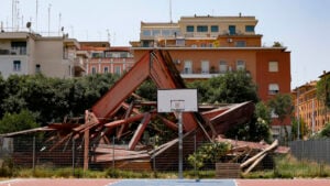 Arte pubblica in rovina. A Roma crolla la scultura di Mario Ceroli (Artribune ne denunciava il degrado da 8 anni)