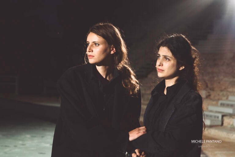 Da sinistra: Clara Bortolotti (Ismene) e Fotinì Peluso (Antigone), Foto Michele Pantano, Teatro Greco di Siracursa, Fondazione INDA