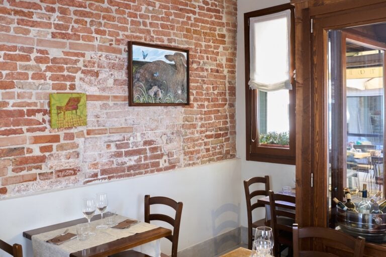 di(Fronte), installation view at Trattoria da Johnny, Venezia, 2025. Photo Clelia Cadamuro
