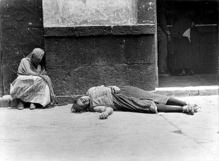 Donne indigenti per strada 1926