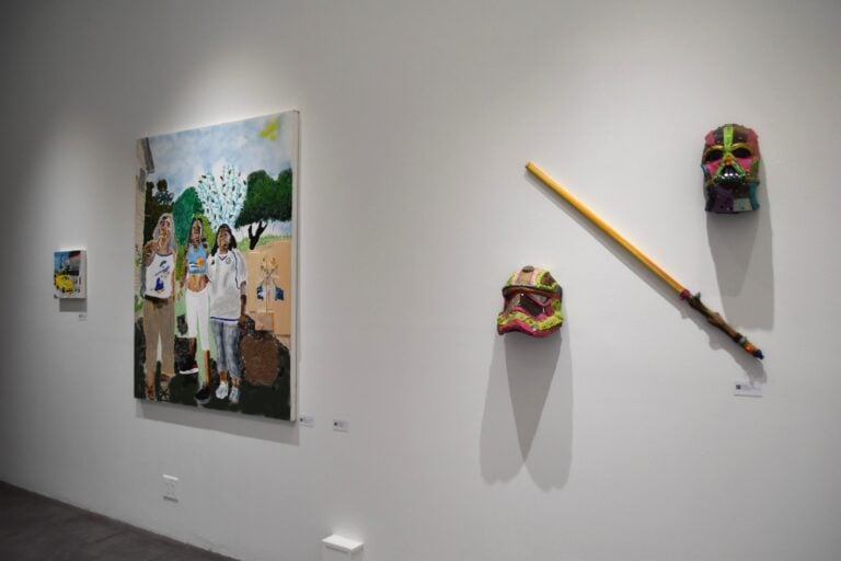 Exhibition view, John Rivas, Big Body Benz Overseas (2025), El Pre Game Antes La Parada en Brentwood (2025) e tre opere di Simón Vega della serie Trash Wars series (2024) (ph Manuela De Leonardis)