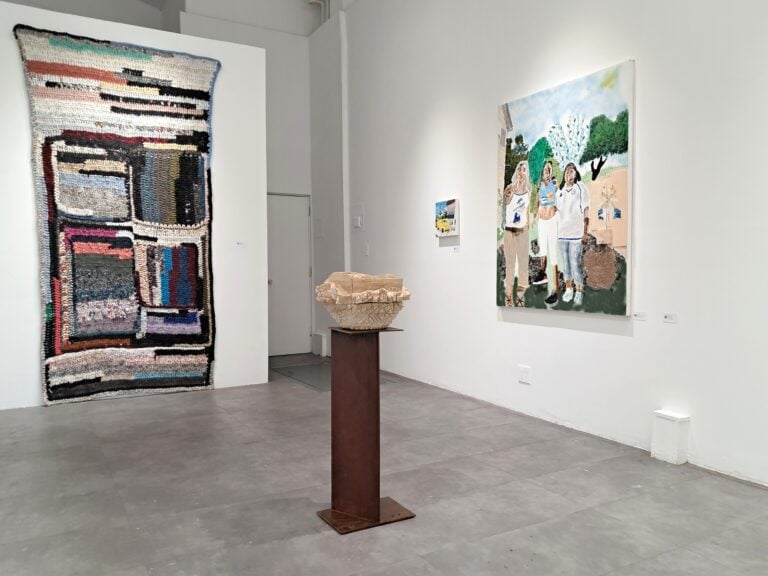 Exhibition view, Kates-Ferri Projects, New York - Lissania Vatra, ¿Quién me abraza (2024), scultura di Edward Soriano, Water Ritual (2025), sulla parete due opere di John Rivas (ph Manuela De Leonardis)