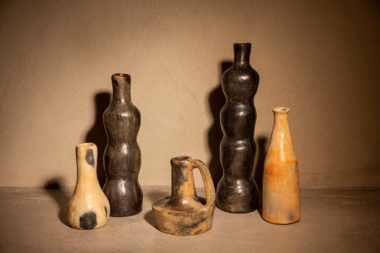 Opere in ceramica realizzate da Farida, Hanene e Najed a Sejnane, Tunisia. Courtesy Fondazione Officine Saffi e Malles Shaping Stories; ph. Alessandra Vinci | Ceramic works crafted by Farida, Hanene and Najed in Sejnane, Tunisia. Courtesy Fondazione Officine Saffi and Malles Shaping Stories. Photo Alessandra Vinci