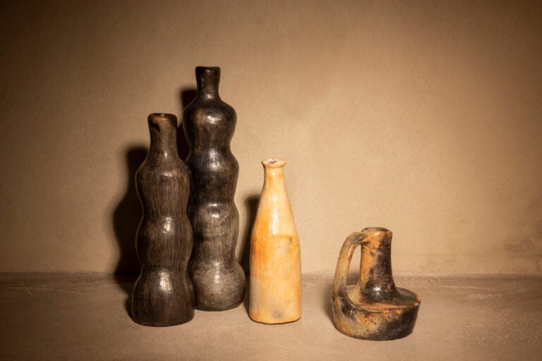 Opere in ceramica realizzate da Farida, Hanene e Najed a Sejnane, Tunisia. Courtesy Fondazione Officine Saffi e Malles Shaping Stories; ph. Alessandra Vinci | Ceramic works crafted by Farida, Hanene and Najed in Sejnane, Tunisia. Courtesy Fondazione Officine Saffi and Malles Shaping Stories. Photo Alessandra Vinci
