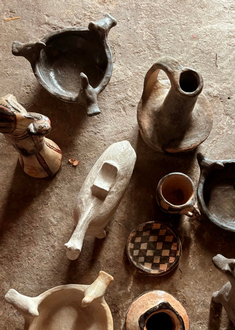 Ceramiche di Sejnane, opere in ceramica realizzate dalla comunità di donne nel villaggio di Sejnane, Tunisia. Courtesy Fondazione Officine Saffi e Malles Shaping Stories | Sejnane ceramic pieces, handmade ceramic pieces crafted by the women’s community in the village of Sejnane, Tunisia. Courtesy Fondazione Officine Saffi and Malles Shaping Stories