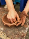 Modellazione dell’argilla, opere in ceramica realizzate dalla comunità di donne nel villaggio di Sejnane, Tunisia. Courtesy Fondazione Officine Saffi e Malles Shaping Stories | Clay modelling, handmade ceramic pieces crafted by the women’s community in the village of Sejnane, Tunisia. Courtesy Fondazione Officine Saffi and Malles Shaping Stories