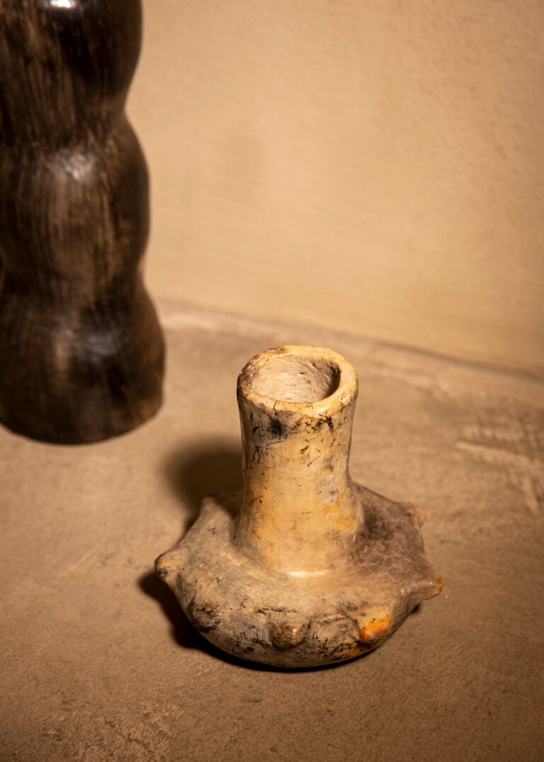 Opera in ceramica realizzata da Najet a Sejnane, Tunisia. Courtesy Fondazione Officine Saffi e Malles Shaping Stories; ph. Alessandra Vinci | Ceramic work crafted by Najet in Sejnane, Tunisia. Courtesy Fondazione Officine Saffi and Malles Shaping Stories. Photo Alessandra Vinci