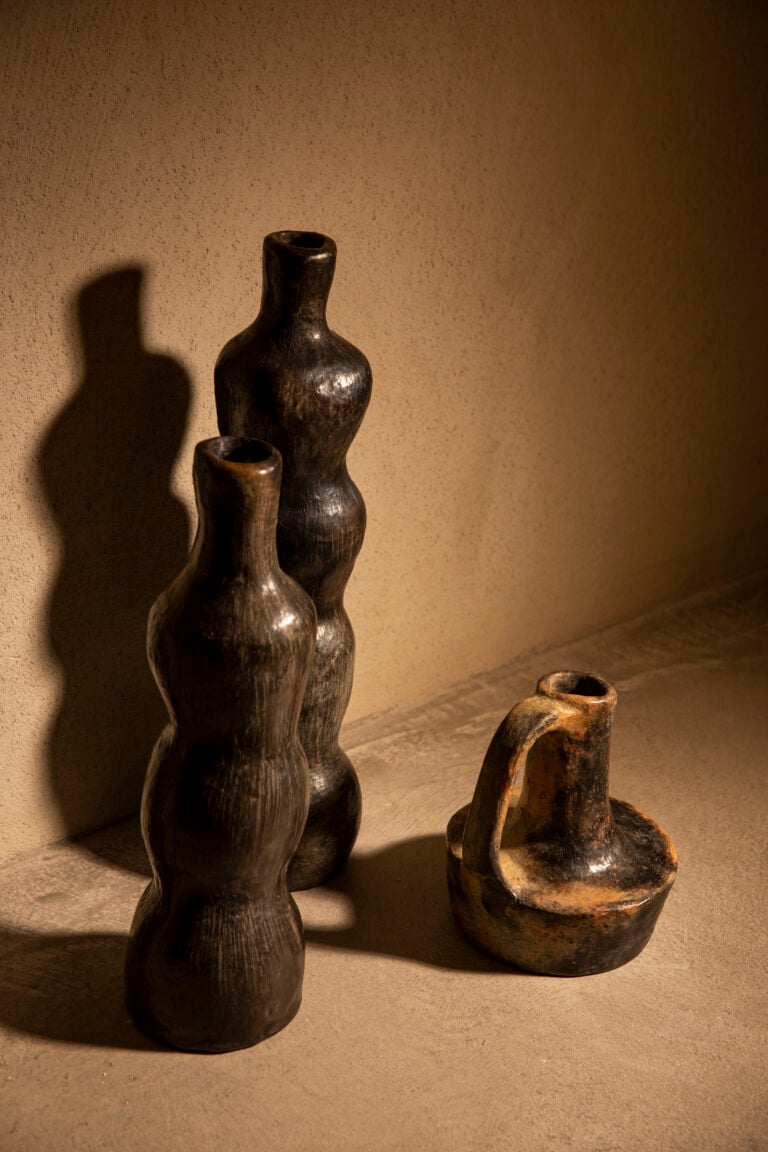 Opere in ceramica realizzate da Farida e Hanene a Sejnane, Tunisia. Courtesy Fondazione Officine Saffi e Malles Shaping Stories; ph. Alessandra Vinci | Ceramic work crafted by Farida in Sejnane, Tunisia. Courtesy Fondazione Officine Saffi and Malles Shaping Stories. Photo Alessandra Vinci