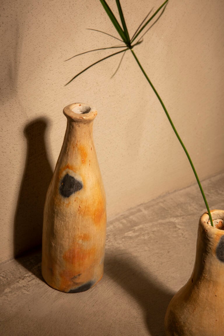 Opera in ceramica realizzata da Najed a Sejnane, Tunisia. Courtesy Fondazione Officine Saffi e Malles Shaping Stories; ph. Alessandra Vinci | Ceramic work crafted by Najed in Sejnane, Tunisia. Courtesy Fondazione Officine Saffi and Malles Shaping Stories. Photo Alessandra Vinci