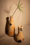 Opere in ceramica realizzate da Najed a Sejnane, Tunisia. Courtesy Fondazione Officine Saffi e Malles Shaping Stories; ph. Alessandra Vinci | Ceramic works crafted by Najed in Sejnane, Tunisia. Courtesy Fondazione Officine Saffi and Malles Shaping Stories. Photo Alessandra Vinci