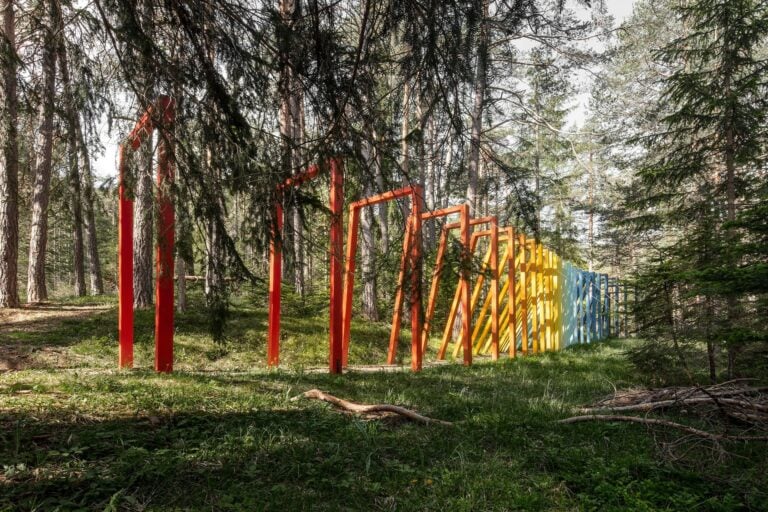 Fragile as a Rainbow di Xinge Zhang and Jiaqi Qiu, 2021, esposta nel parco di sculture Val dl’Ert, ph. Gustav Willeit