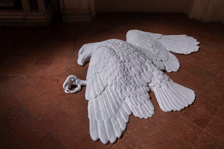 gamecpensare come una montagnamaurizio cattelan seasonsph lorenzo palmieri11 A Bergamo Maurizio Cattelan provoca la società e sgretola le ideologie: le foto in anteprima
