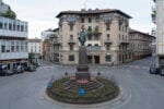 A Bergamo Maurizio Cattelan provoca la società e sgretola le ideologie: le foto in anteprima