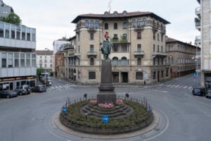 A Bergamo Maurizio Cattelan provoca la società e sgretola le ideologie: le foto in anteprima