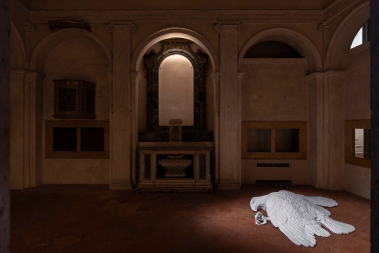 gamecpensare come una montagnamaurizio cattelan seasonsph lorenzo palmieri15 A Bergamo Maurizio Cattelan provoca la società e sgretola le ideologie: le foto in anteprima