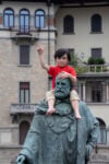 gamecpensare come una montagnamaurizio cattelan seasonsph lorenzo palmieri30 A Bergamo Maurizio Cattelan provoca la società e sgretola le ideologie: le foto in anteprima