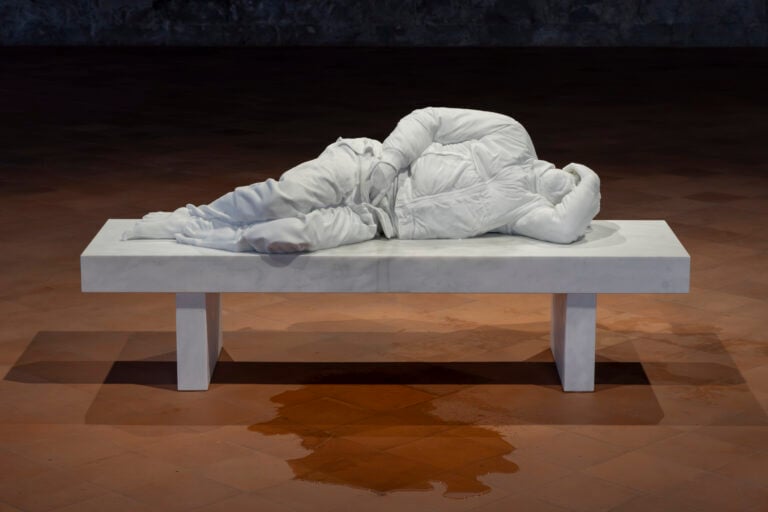 gamecpensare come una montagnamaurizio cattelan seasonsph lorenzo palmieri5 A Bergamo Maurizio Cattelan provoca la società e sgretola le ideologie: le foto in anteprima