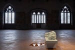 gamecpensare come una montagnamaurizio cattelan seasonsph lorenzo palmieri8 1 A Bergamo Maurizio Cattelan provoca la società e sgretola le ideologie: le foto in anteprima