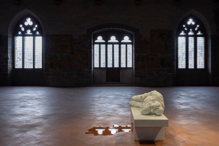 gamecpensare come una montagnamaurizio cattelan seasonsph lorenzo palmieri8 1 A Bergamo Maurizio Cattelan provoca la società e sgretola le ideologie: le foto in anteprima