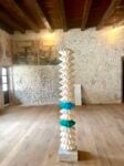 Gregor Hildebrandt, Bianco (White), dischi sagomati a compressione, barre di metallo, base in marmo, 2024.